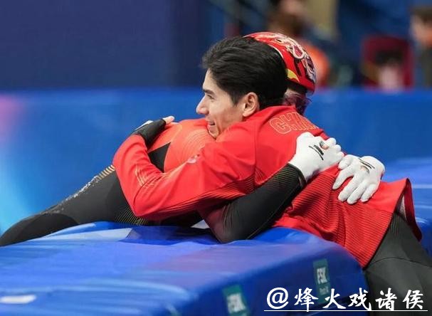 目睹孙龙冲过终点后,场边的刘少昂冲上去送上一个大拥抱 目睹孙龙冲过终点后,场边的刘少昂冲上去送上一个大拥抱