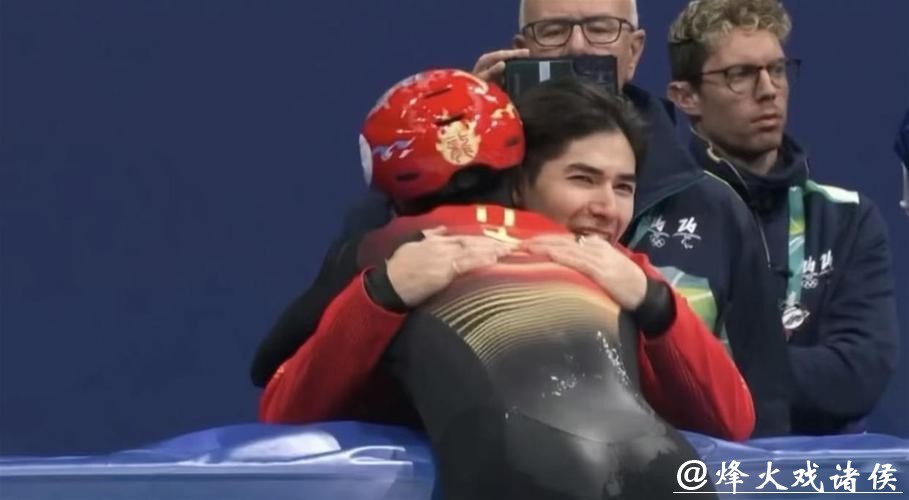 目睹孙龙冲过终点后,场边的刘少昂冲上去送上一个大拥抱 目睹孙龙冲过终点后,场边的刘少昂冲上去送上一个大拥抱